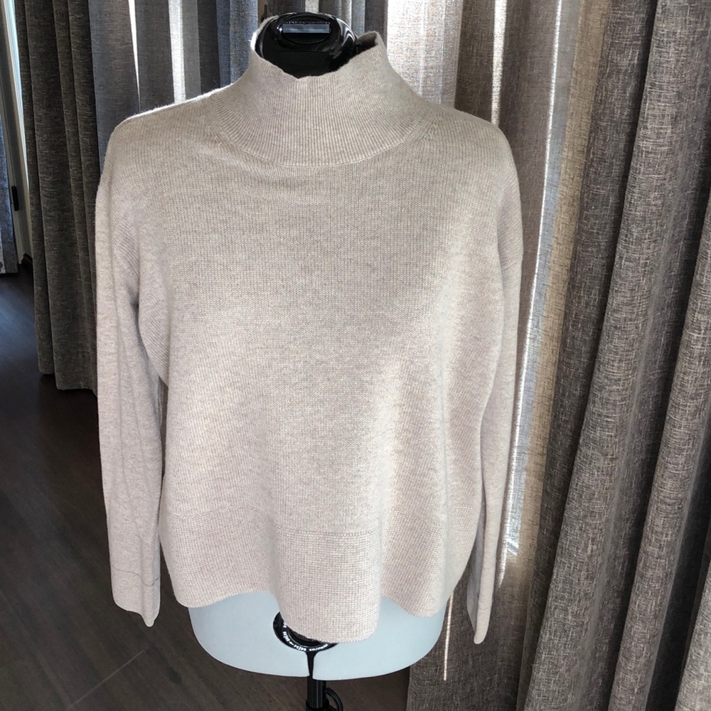 Everlane Cashmere Square Turtleneck  oatmeal size S. Sold-out in Oatmeal.